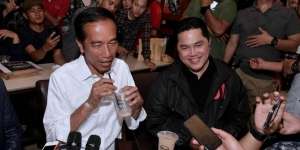 Jelang Debat Capres, Jokowi Ajak Keluarga Makan Siang di RM Padang