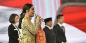 Salah Saat Nyanyi Indonesia Raya di Debat Capres, Rossa Minta Maaf