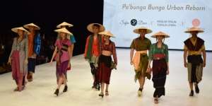 Tampil Kekinian dengan Kain Sarung