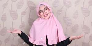 Lihat Gaya Ria Ricis Pakai Hijab Pengantin Tasya Farasya
