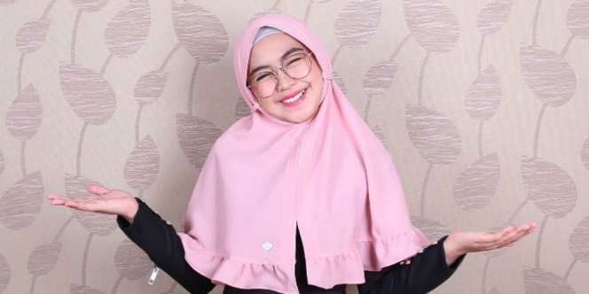 Lihat Gaya Ria Ricis Pakai Hijab Pengantin Tasya Farasya
