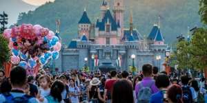 Berkunjung ke Disneyland? Ini 9 Barang Terlarang untuk Dibawa