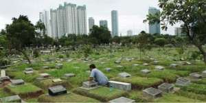 Pria Tewas Tersambar Petir Saat Bersihkan Makam Keluarga