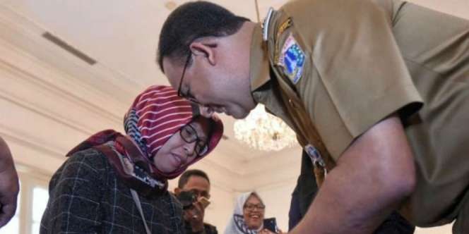 Anies Baswedan Serahkan Uang Terakhir dari Almarhum Naufal