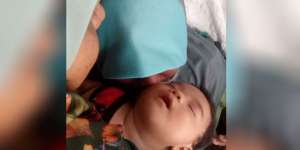Koma 5 Bulan Usai Melahirkan, Sentuhan Pertama Ibu Ini Begitu Emosional