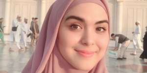Gaya Hijab Pinky ala Vebby Palwinta