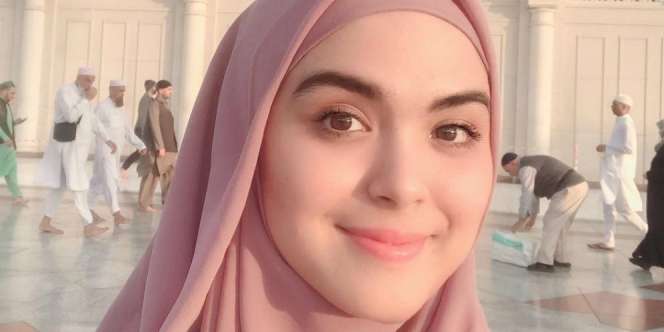 Gaya Hijab Pinky ala Vebby Palwinta