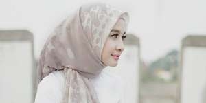 Inspirasi Hijab Motif ala Laudya Cynthia Bella