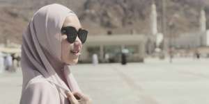 Gaya Hijab Ayu Ting Ting Saat Umroh