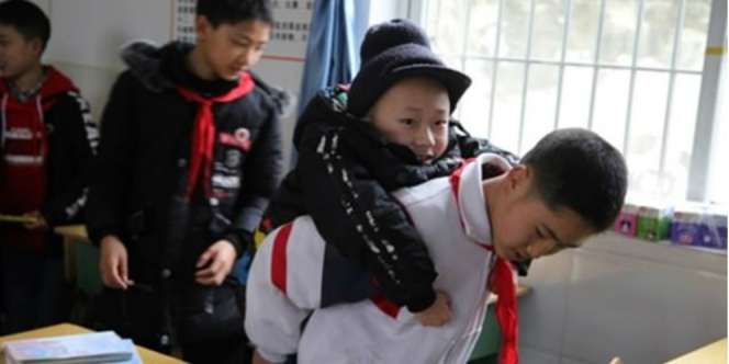 Bocah Ini Gendong Teman Lumpuhnya ke Sekolah Selama 6 Tahun