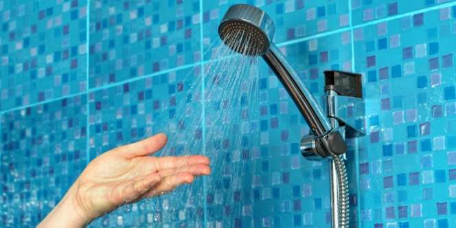 Mandi dengan Air Kelapa & Susu, Segarkan Kulit di Musim Panas