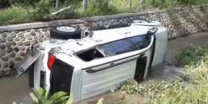 Ugal-ugalan dan Halangi Ambulans, Pajero Terjun ke Sungai