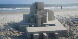 10 Benda Teraneh yang Tak Sengaja Ditemukan di Pantai