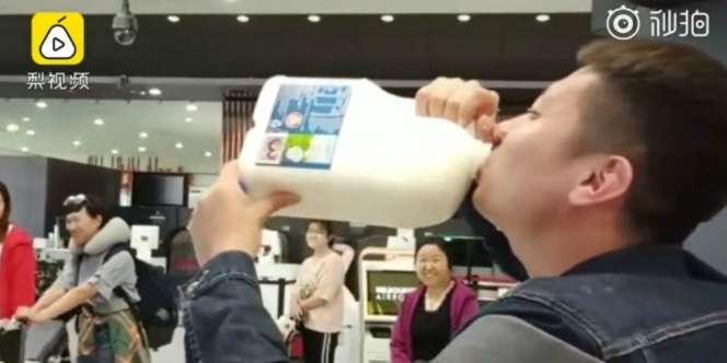 Lebihi Muatan Pesawat, Pria ini Habiskan 2,5 Liter Susu