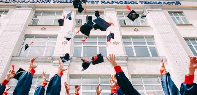 Ini Fans Bubble Tea Sejati! Busananya di Wisuda Bikin Mata Mendelik