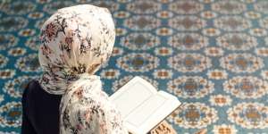 Masya Allah, Wanita Ini Buat Alquran Sulaman Tangan dalam 32 Tahun