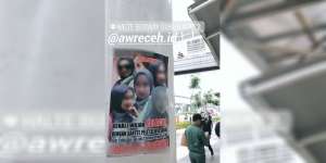 Viral Poster Pelakor di Halte Busway Dukuh Atas