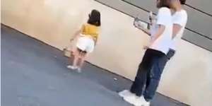 Miris, Model Cilik Ditendang Ibu karena Salah Berpose