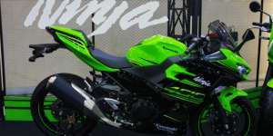 Baru Mau Diantar, Kawasaki Ninja 400 Nyungsep dari Truk Pengangkut