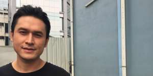Beda Pilihan Presiden, Indra Brugman Santai Berpose dengan Eddies