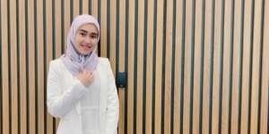 Penerbangan Pulang Umrah Delay, Ayu Ting Ting Umbar Kekesalan