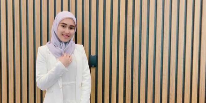 Penerbangan Pulang Umrah Delay, Ayu Ting Ting Umbar Kekesalan