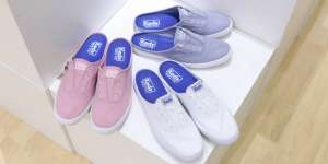 Koleksi Slip On Shoes untuk Wanita Aktif Meski Cuaca Terik
