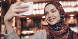 Trik Agar Terlihat Lebih Fotogenik Saat Selfie