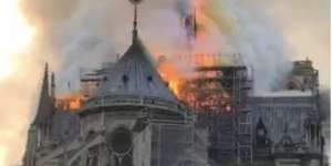 Gereja Abad 12 Notre Dame Paris Dilalap Api