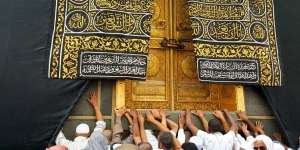 Di Dalam Kabah, Ke Mana Arah Kiblat Sholatnya?