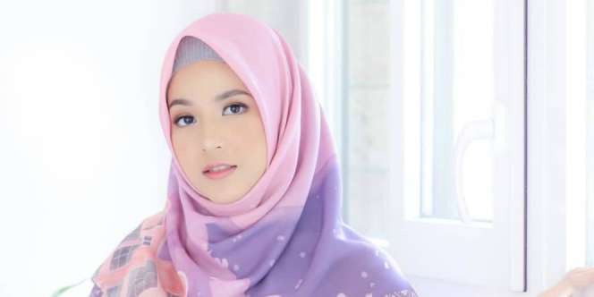 Inspirasi Makeup Living Coral ala Natasha Rizky