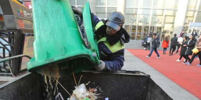 Wow! Tukang Sapu Sumbang Rp378 Juta untuk Anak Miskin