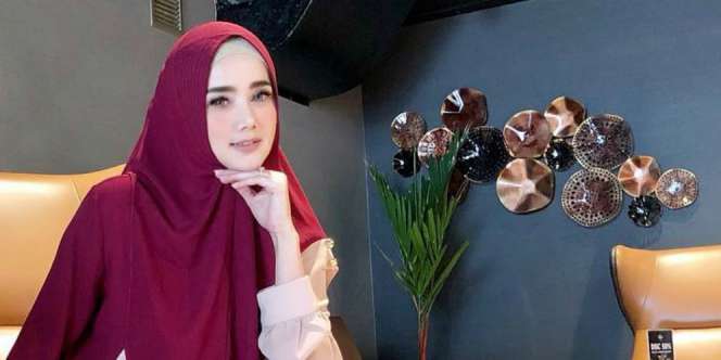 Santun dan Elegan, Lihat Gaya Mulan Jameela dengan Gamis Formal