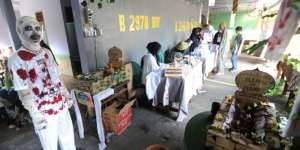 Pocong dan Valak Berkeliaran di TPS