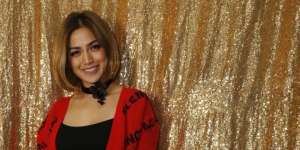 Gaya Nyentrik Jedar Saat Nyoblos Jadi Sorotan