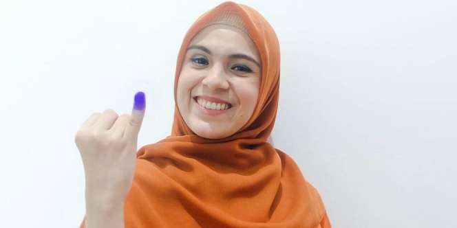 Gaya Artis Berhijab Usai Mencoblos di TPS