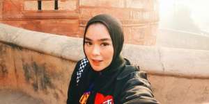 Traveling Makin Modis, Gaya Hijab dengan Sneakers Sporty