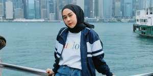 Inspirasi Gaya Liburan dengan Busana Oversized