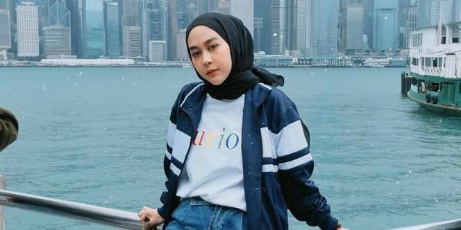 Inspirasi Gaya Liburan dengan Busana Oversized