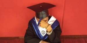 Tangis Pilu Sarjana Lulusan Terbaik