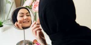 Kunci Makeup Tetap Glowing Saat Kulit Alami Penuaan