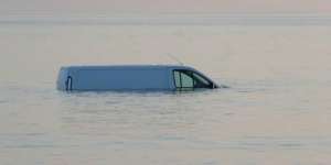 Parkir di Pantai, Dalam Sekejap Mobil Ditelan Laut