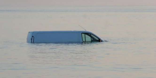 Parkir di Pantai, Dalam Sekejap Mobil Ditelan Laut