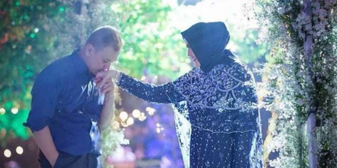 Momen Romantis Istri Mendiang Sys NS dan Pria Cinta Pertamanya 34 Tahun Silam