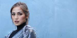 Jessica Iskandar Beri Hadiah Umroh ke Asistennya