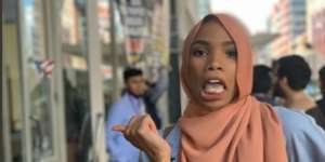 Hijaber Ini Beri Senyuman untuk Demonstran Anti-Islam