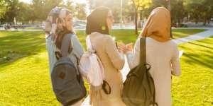 Jaga Ketenangan Saat Berkomunikasi dengan Anak Remaja