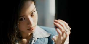 Pesona Ni Ni, Model Cantik dengan Kulit Sebening Kristal