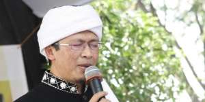 Tangis Pilu Putri Aa Gym Antarkan Nenek ke Peristirahatan Terakhir