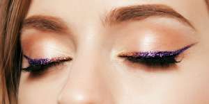 3 Cara Mudah Menggunakan Eyeliner Glitter